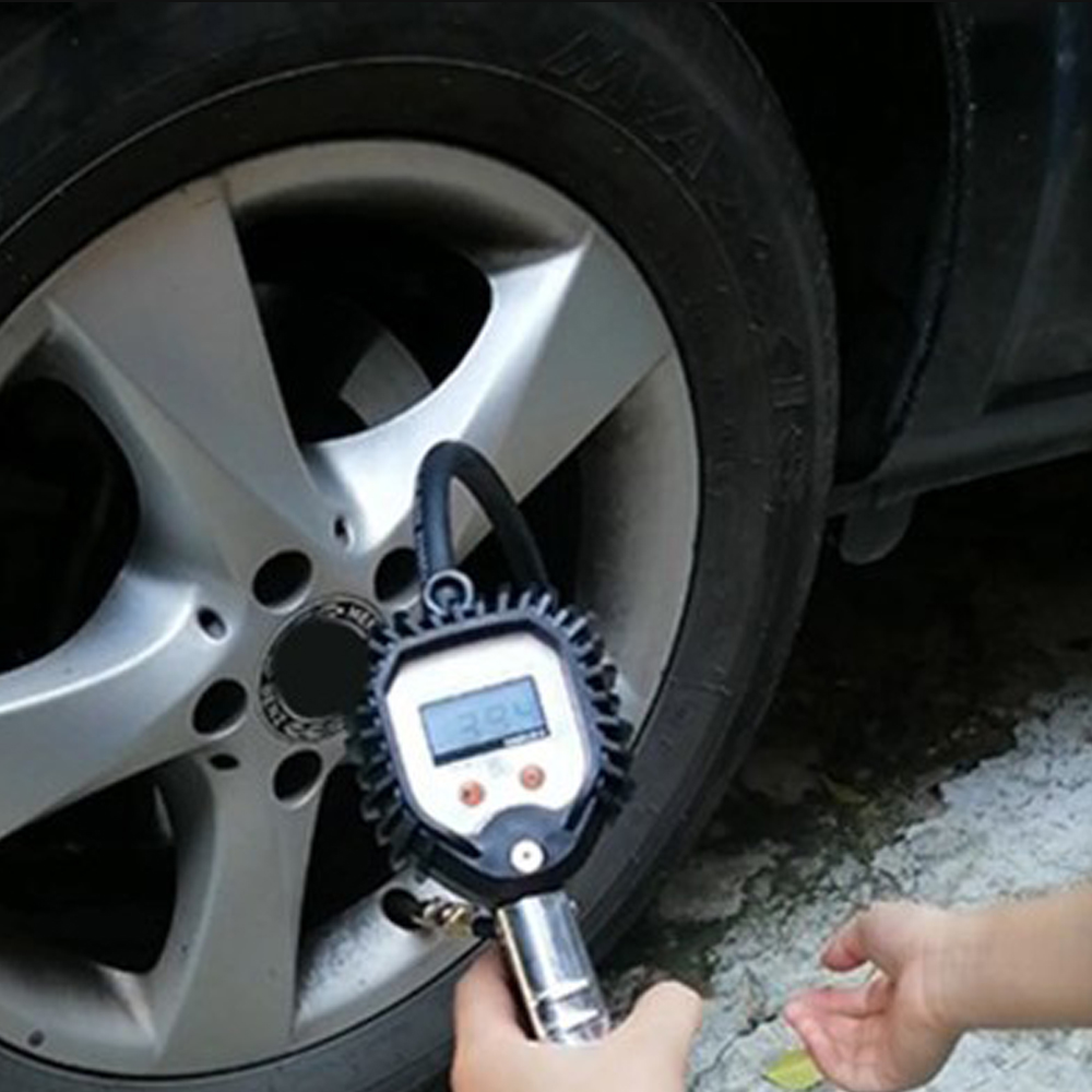 쉽고 빠르게 체크하는 디지털 타이어 공기압계, 집에서도 간편하게!