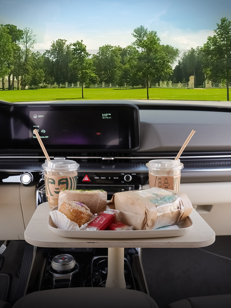 차량에서 편하게 사용할 수 있는 나무 소재의 다용도 테이블 추천