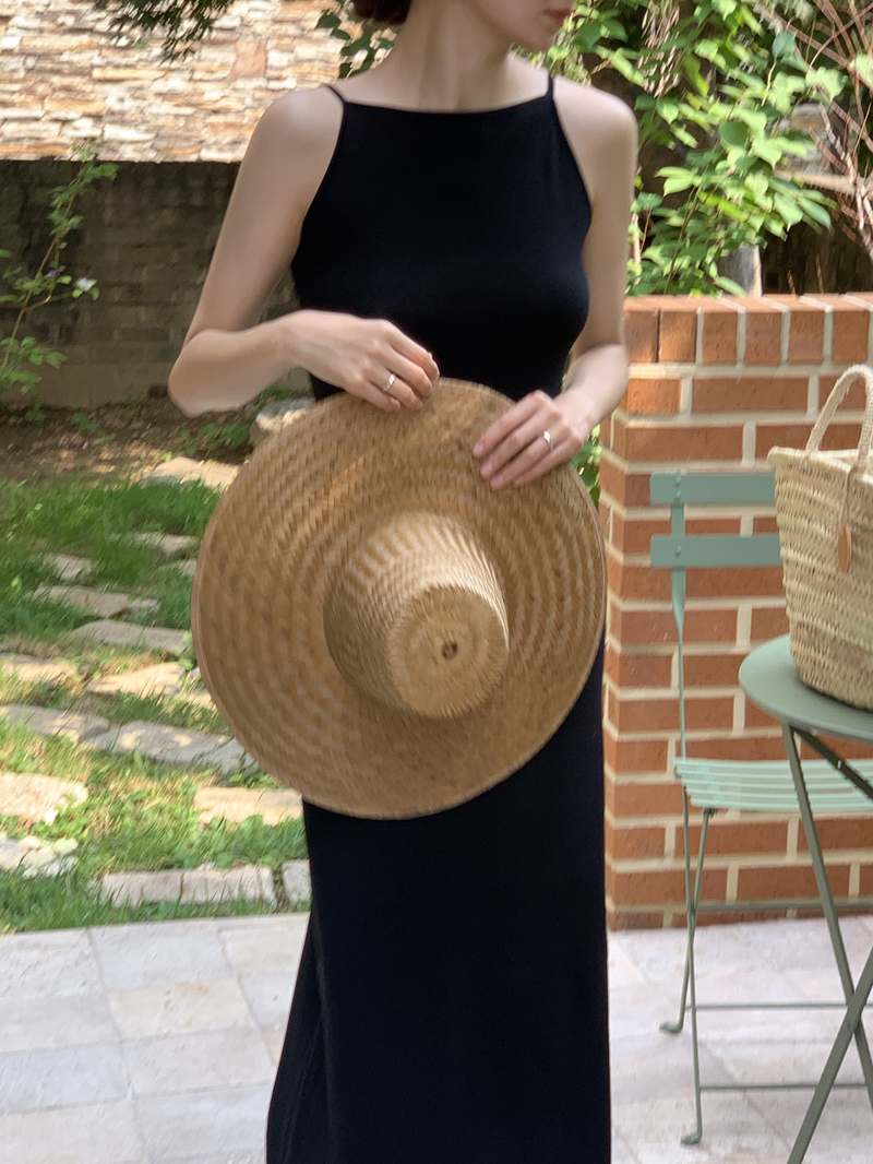 편하게 입기 좋은 백리스 롱 원피스, 특별한 날에도 딱 좋아요!