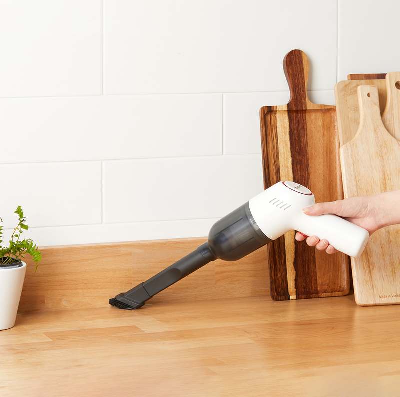 작고 가벼운 무선 청소기, 집안 곳곳을 깔끔하게 정리하는 비밀 무기!