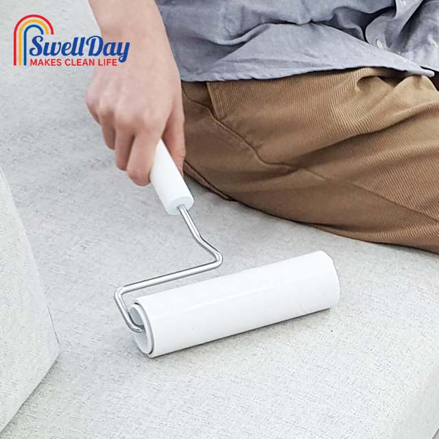 쉽고 간편하게 먼지 제거! 돌돌이 테이프로 깔끔하게 청소하는 방법