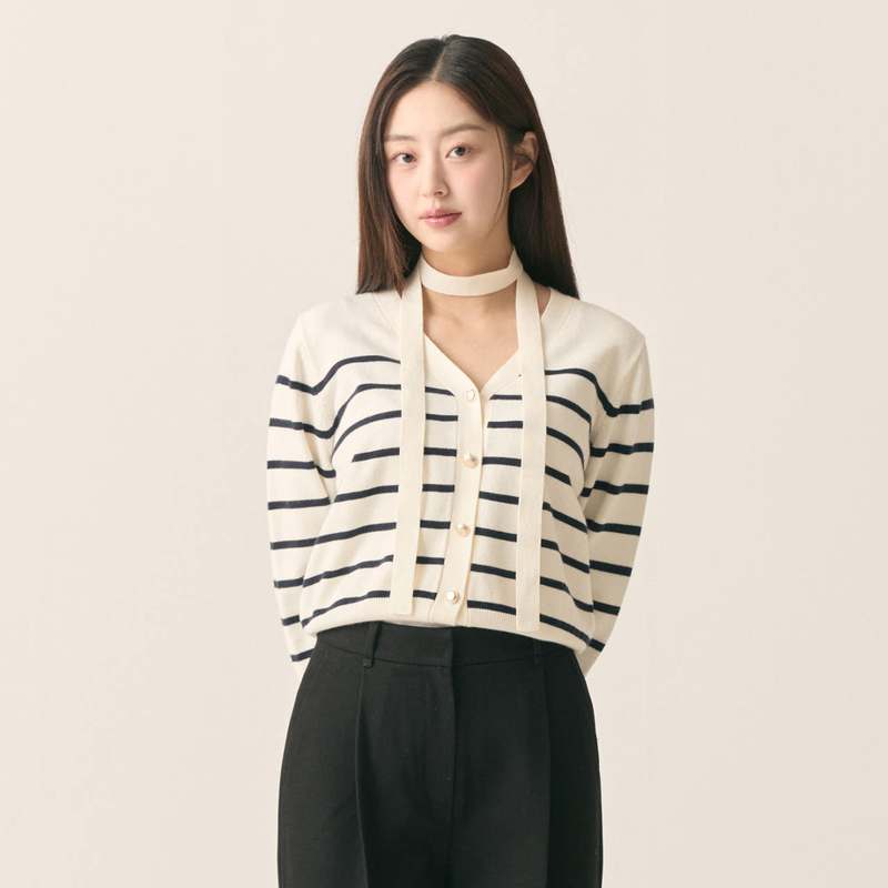 편하게 입기 좋은 스트라이프 가디건, 금장단추 포인트로 멋내기!