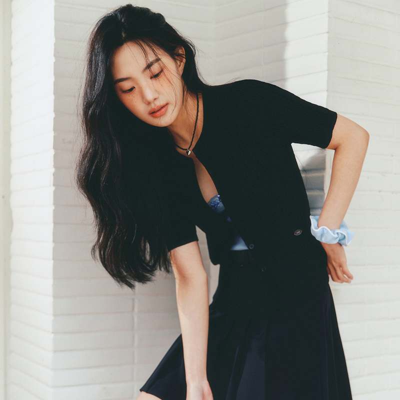 편하게 입기 좋은 로엠 라운드넥 케이블 반팔 가디건으로 스타일 업!