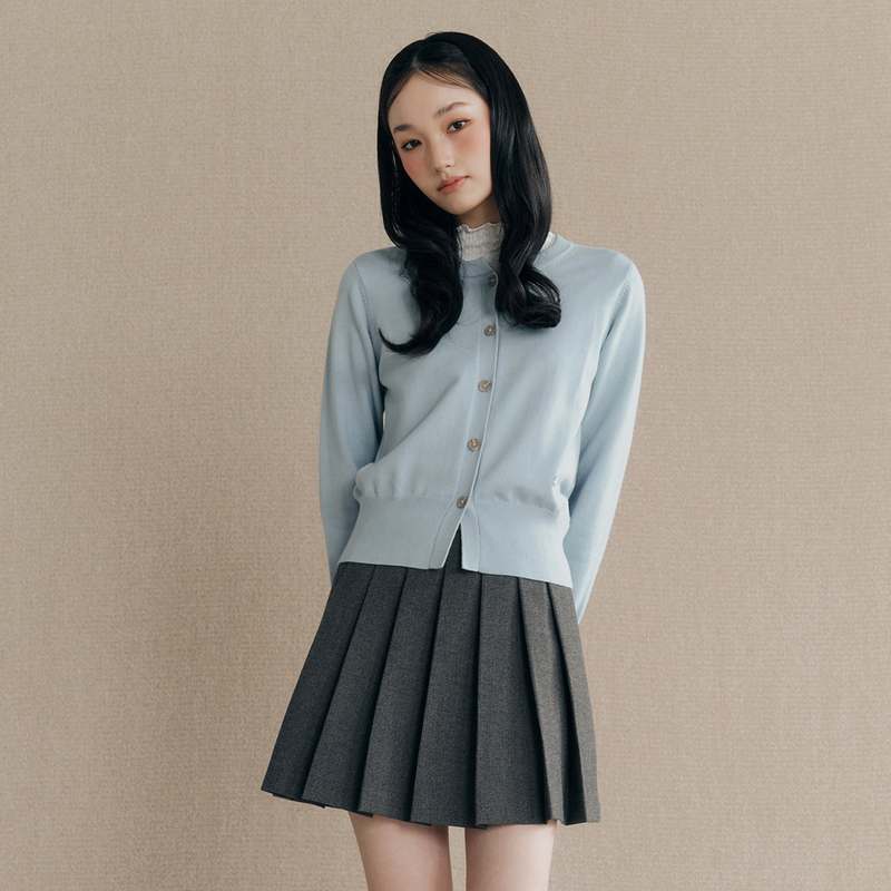 편하게 입기 좋은 라운드넥 긴팔 가디건, 어떤 옷과 매치하면 좋을까?