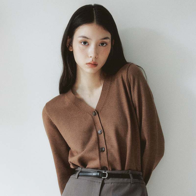 편하게 입기 좋은 브이넥 긴팔 가디건, 어떤 옷과 매치하면 좋을까?