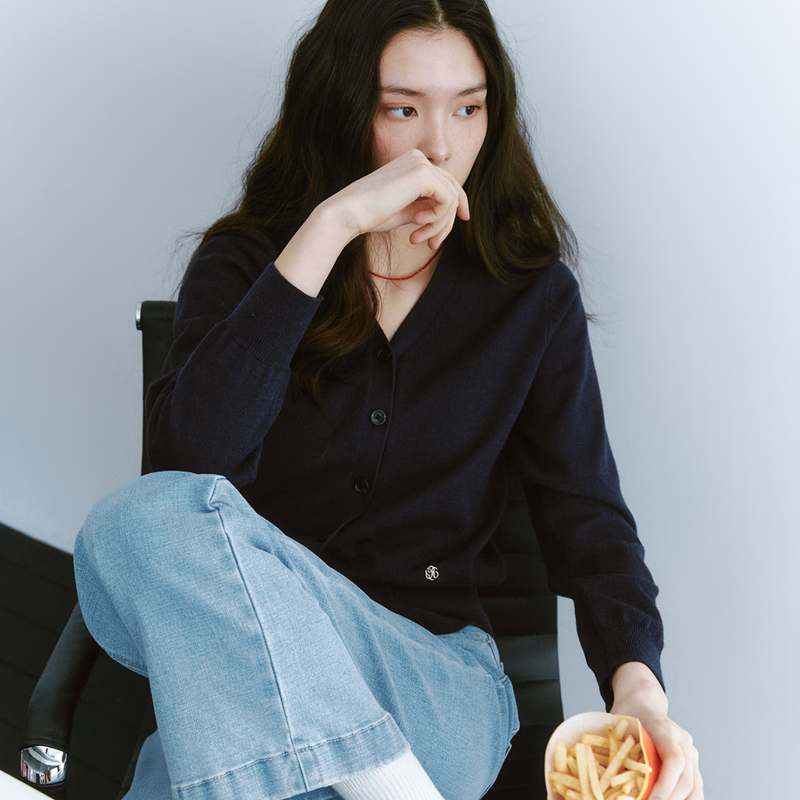 편하게 입기 좋은 브이넥 가디건, 이번에 하나 장만해보세요!