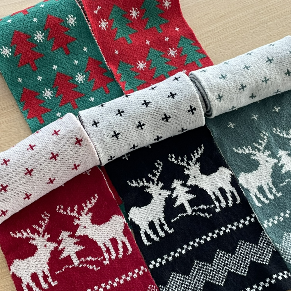 크리스마스 분위기 물씬 나는 커플용 목도리, 따뜻하게 연출해보세요!