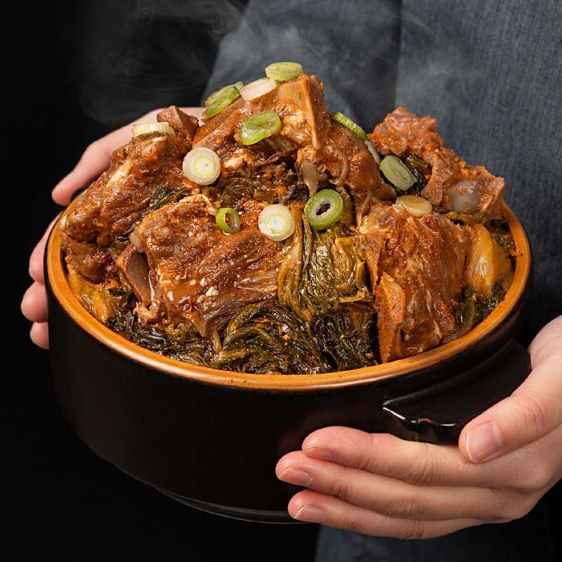 캠핑이나 집에서 즐기기 좋은 우거지와 뼈해장국, 감자탕 한 그릇