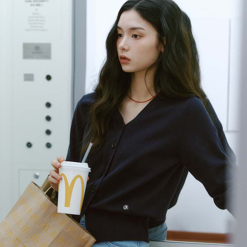 편하게 입기 좋은 로엠 브이넥 가디건, 지금 바로 만나보세요!