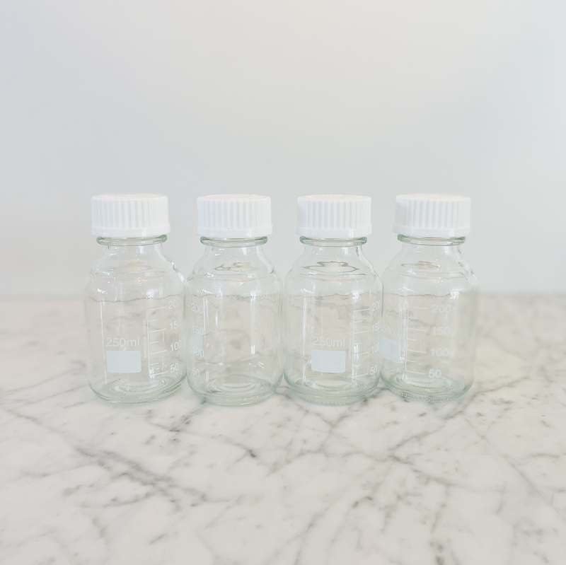 심플한 디자인의 눈금 유리병과 과일청 용기 4개 세트, 집안 분위기를 살려보세요!