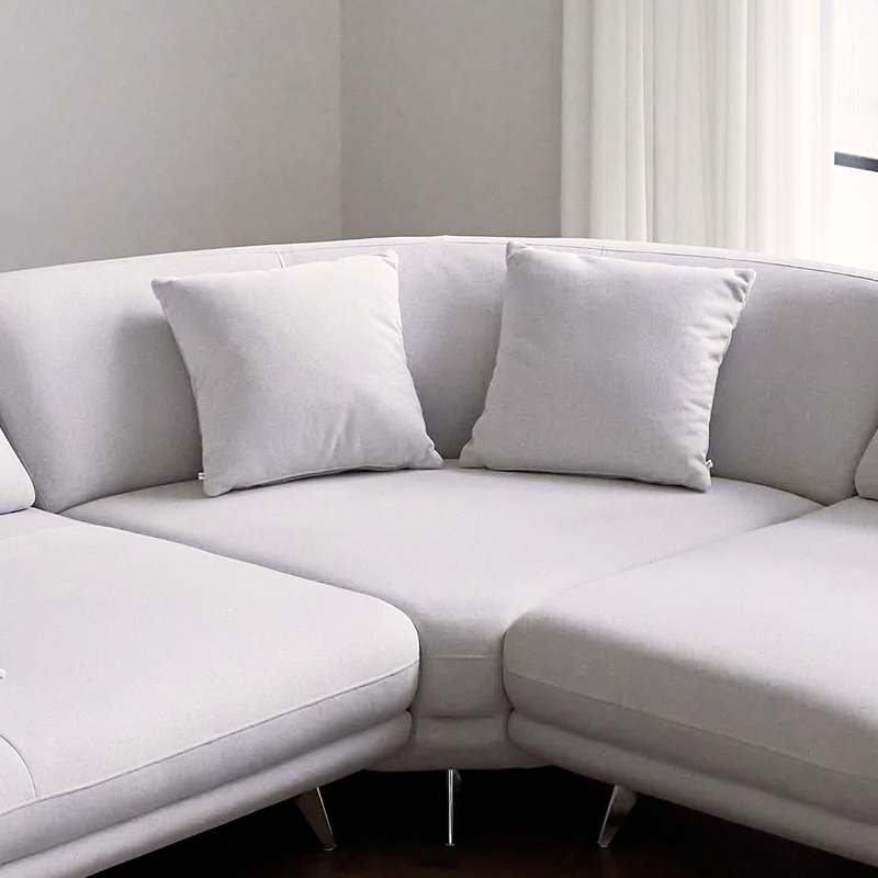 편안한 거실을 위한 넓은 패브릭 소파, 빅토리아 스윙 이지클린으로 더 쉽고 깔끔하게!