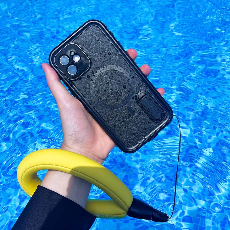 물놀이 시 스마트폰 안전하게 지키는 방법, 방수케이스와 구명팔찌 추천