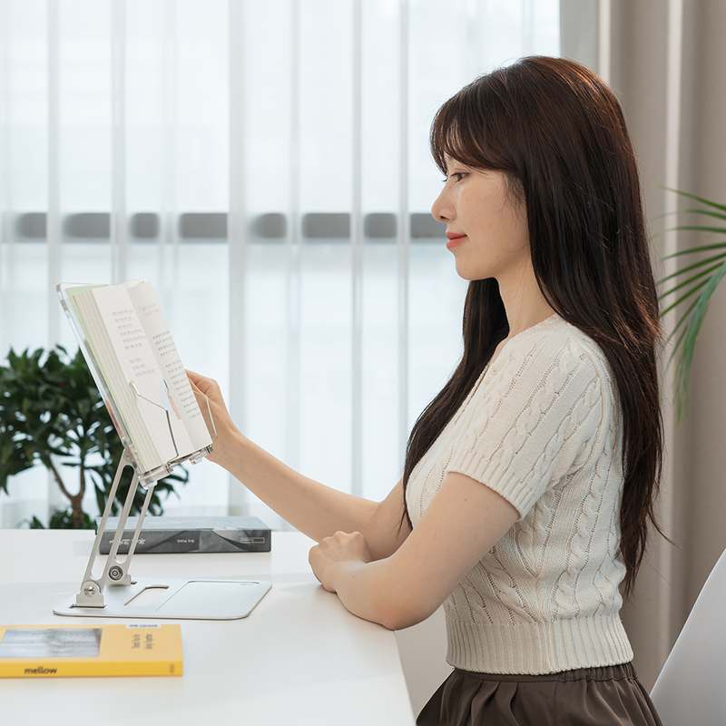 집에서도 편하게 사용할 수 있는 투명 독서대 추천! 각도와 높이 조절이 쉬운 책받침대