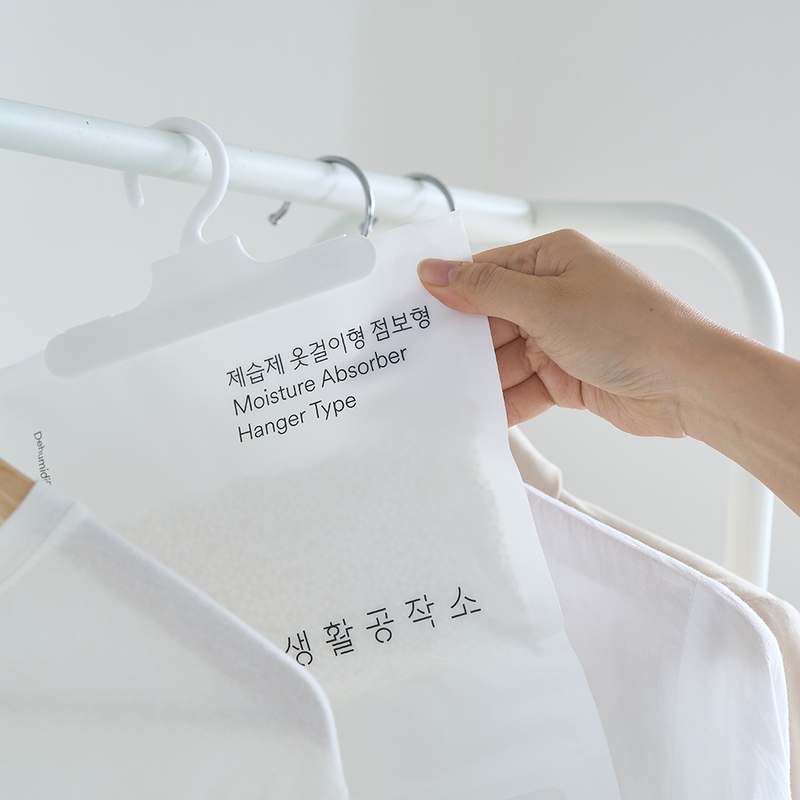 옷장 속 습기 걱정 끝! 대용량 옷걸이형 제습제로 쾌적한 공간 만들기