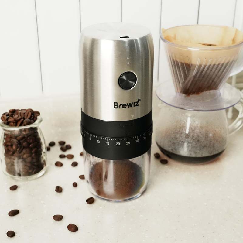 가정에서도 간편하게 사용하는 무선 원두 분쇄기, 40단계 조절 가능!