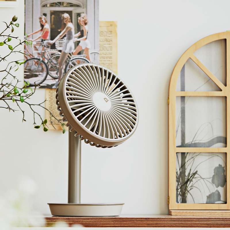 책상 위에 딱 어울리는 무선 선풍기, 캠핑이나 사무실에서도 편하게 사용하세요!