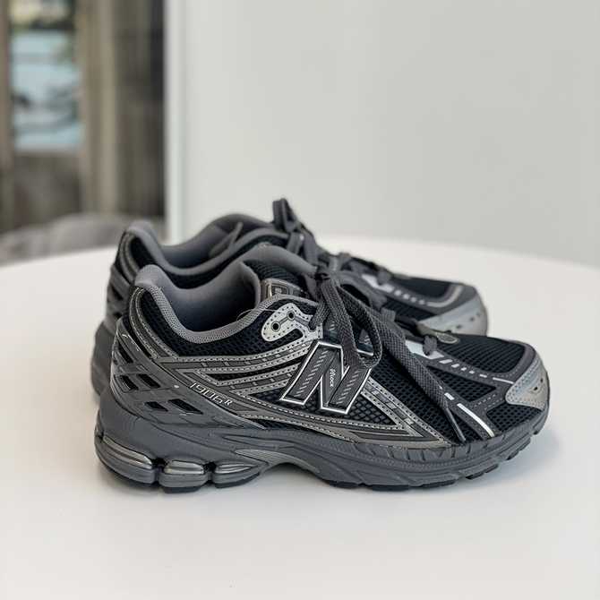 가볍고 키높이까지 챙긴 여성용 운동화, 뉴발란스 1906 팬텀 블랙