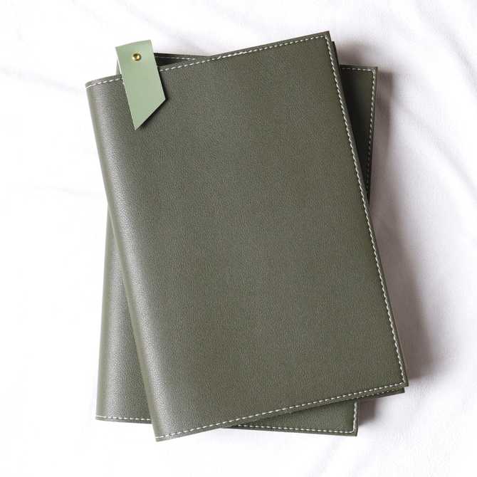 가죽으로 만든 북커버, 책을 더 특별하게 감싸주는 아이템