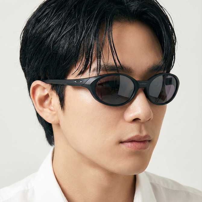 편하게 착용하는 오클리 선글라스, 아이자켓 리덕스 9438 소개