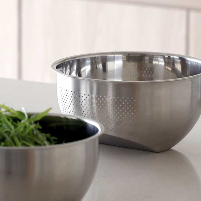 쉽고 깔끔하게 쌀과 채소를 세척하는 데 딱인 스테인리스 볼