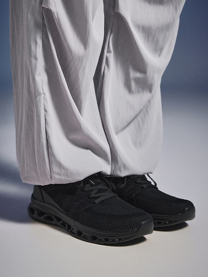 일상에서 편하게 신기 좋은 컴피이지 운동화 추천