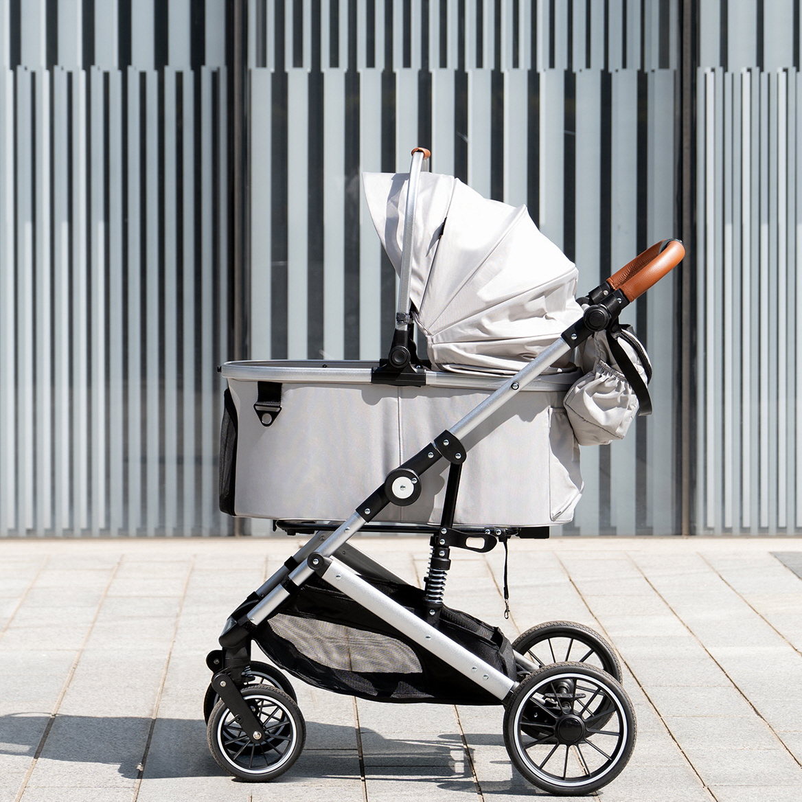 반려견과 고양이 모두 편하게 탈 수 있는 대형 강아지 유모차 추천