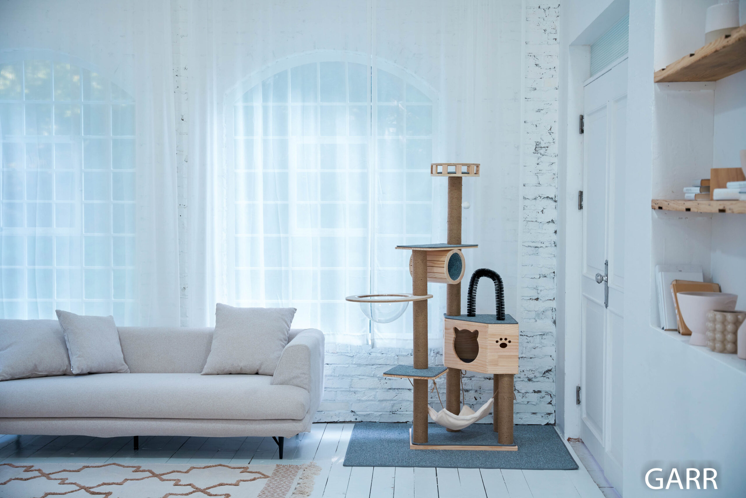 고양이들이 좋아하는 원목 우주선 캣타워, 160cm로 집안을 더 특별하게!