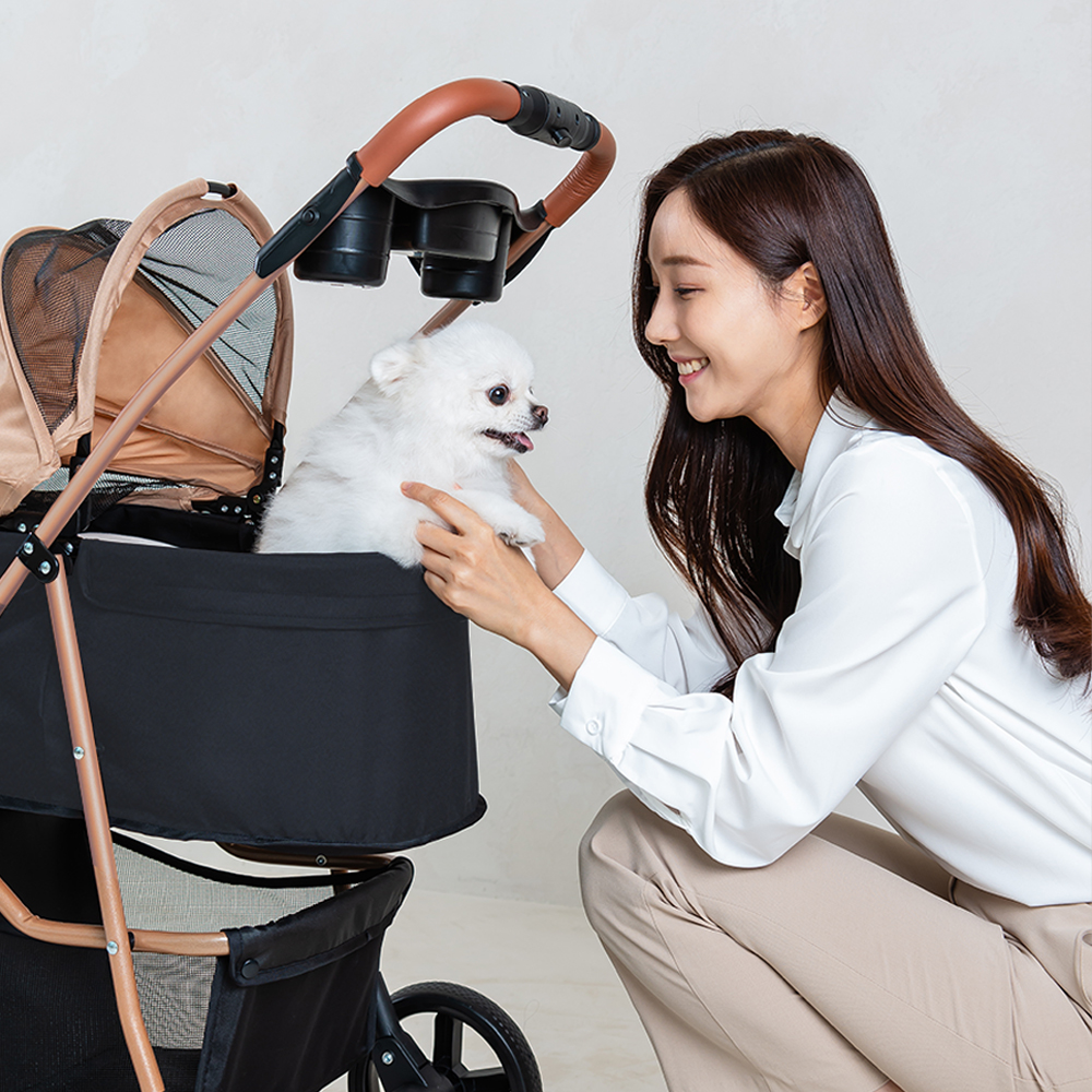 가볍고 접이식인 반려동물 유모차로 산책이 더 즐거워져요!