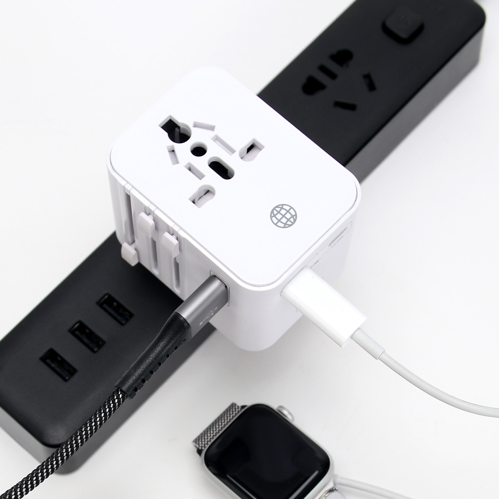 여행 가방에 꼭 챙기고 싶은 멀티충전 어댑터 추천!