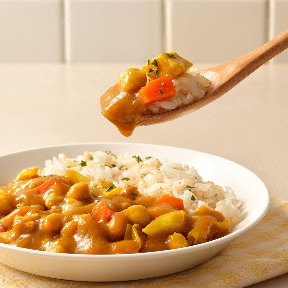 쉽고 맛있게 즐기는 오뚜기 가뿐한끼, 매콤한 닭가슴살 카레와 짜장으로 한 끼 해결!