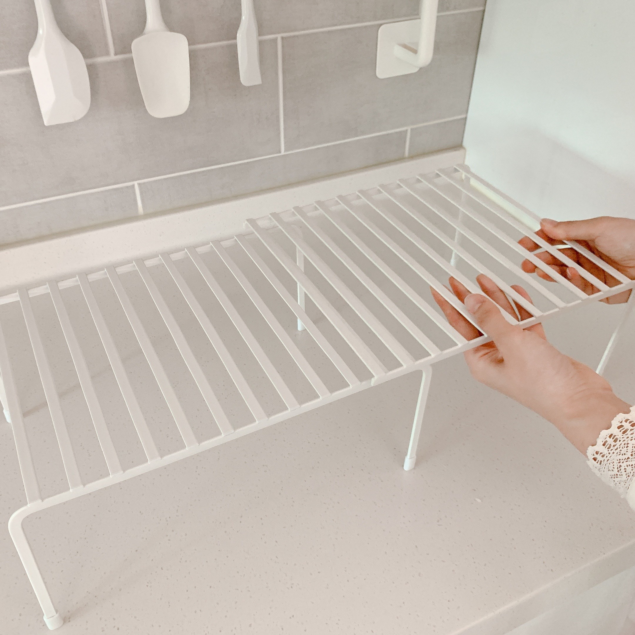 주방 정리의 필수템! 길이 조절이 가능한 후라이팬과 그릇 정리선반