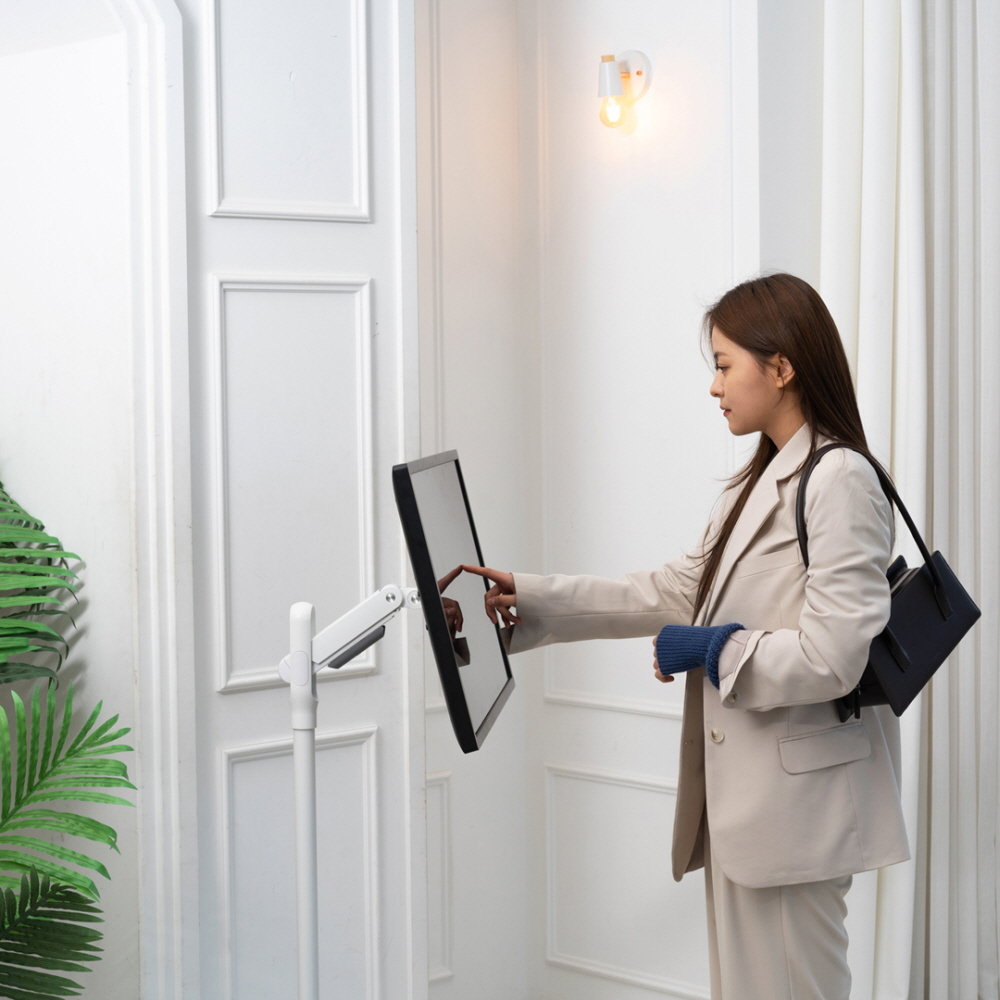 이동이 편한 모니터 스탠드, 카멜마운트 SMB35로 높이 조절도 간편하게!