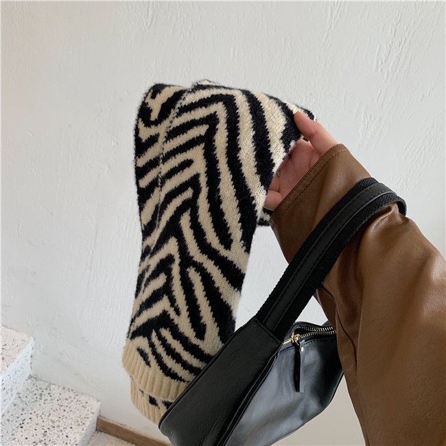 일상 속 따뜻함을 더하는 지브 니트 목도리, 지금 특별 할인 중이에요!