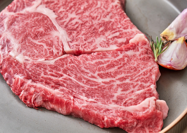 가족과 함께 즐기는 한우 구이, 어떤 부위가 좋을까 고민되시나요?