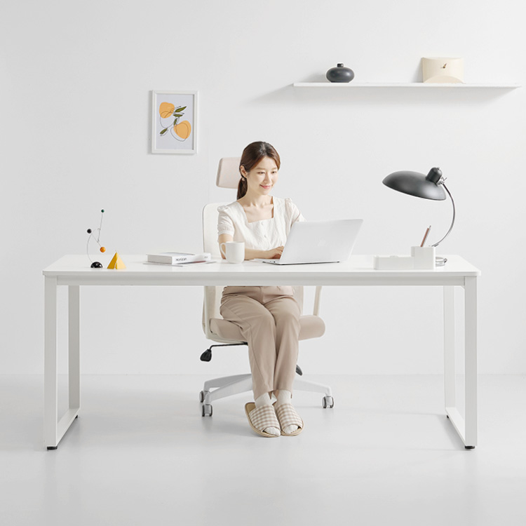 편하게 사용할 수 있는 원형 책상, 1200x600 크기와 깔끔한 화이트 컬러 추천