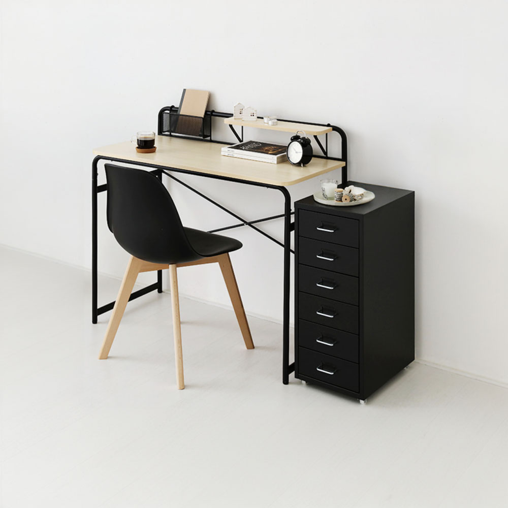 집에서 편하게 사용할 수 있는 깔끔한 검은색 책상 추천