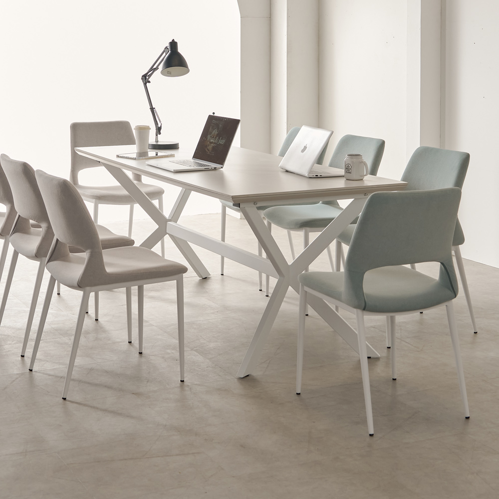 편안하게 앉을 수 있는 하얀 식탁의자, 집들이 선물로 딱 좋아요!