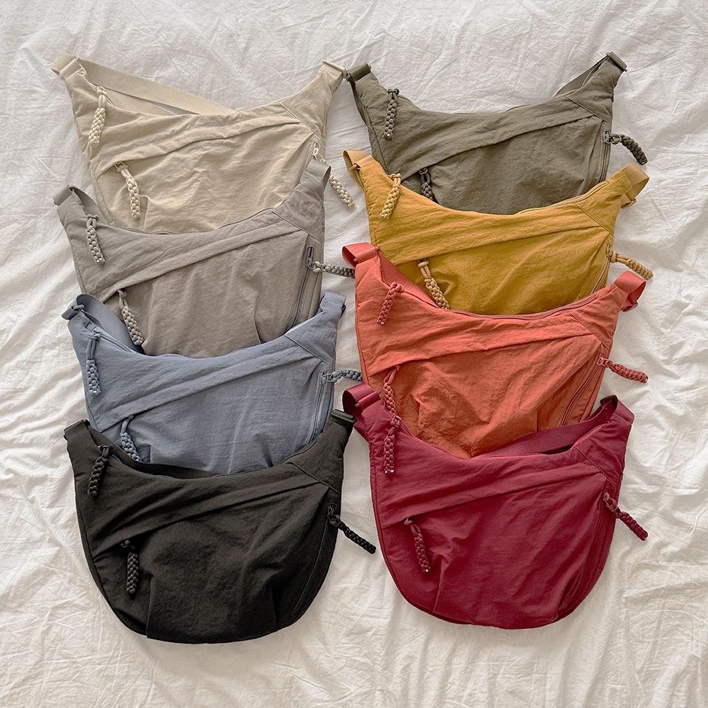 여행 갈 때 딱 좋은 유럽풍 크로스백, 가볍고 실용적인 반달 가방 추천!