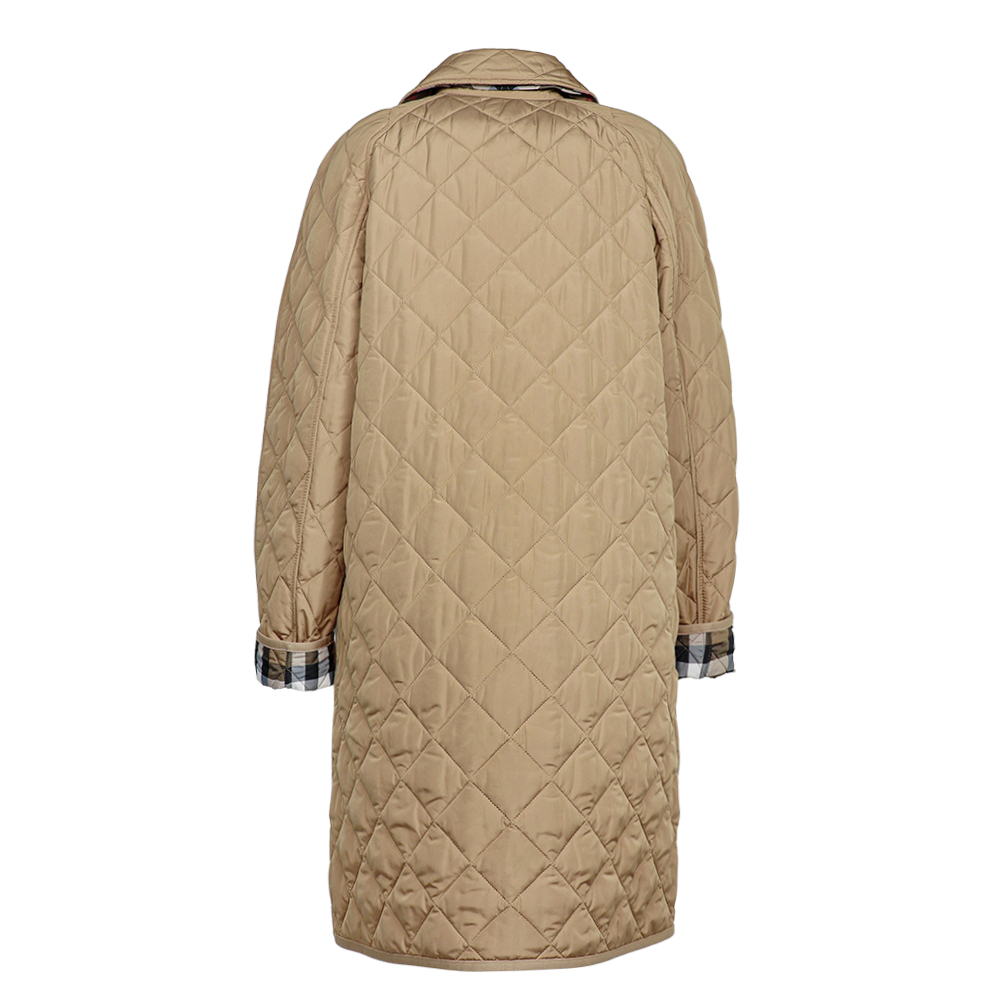 편안하면서도 세련된 여성용 퀼팅 코트, 버버리 뉴 타이팅 디자인 소개