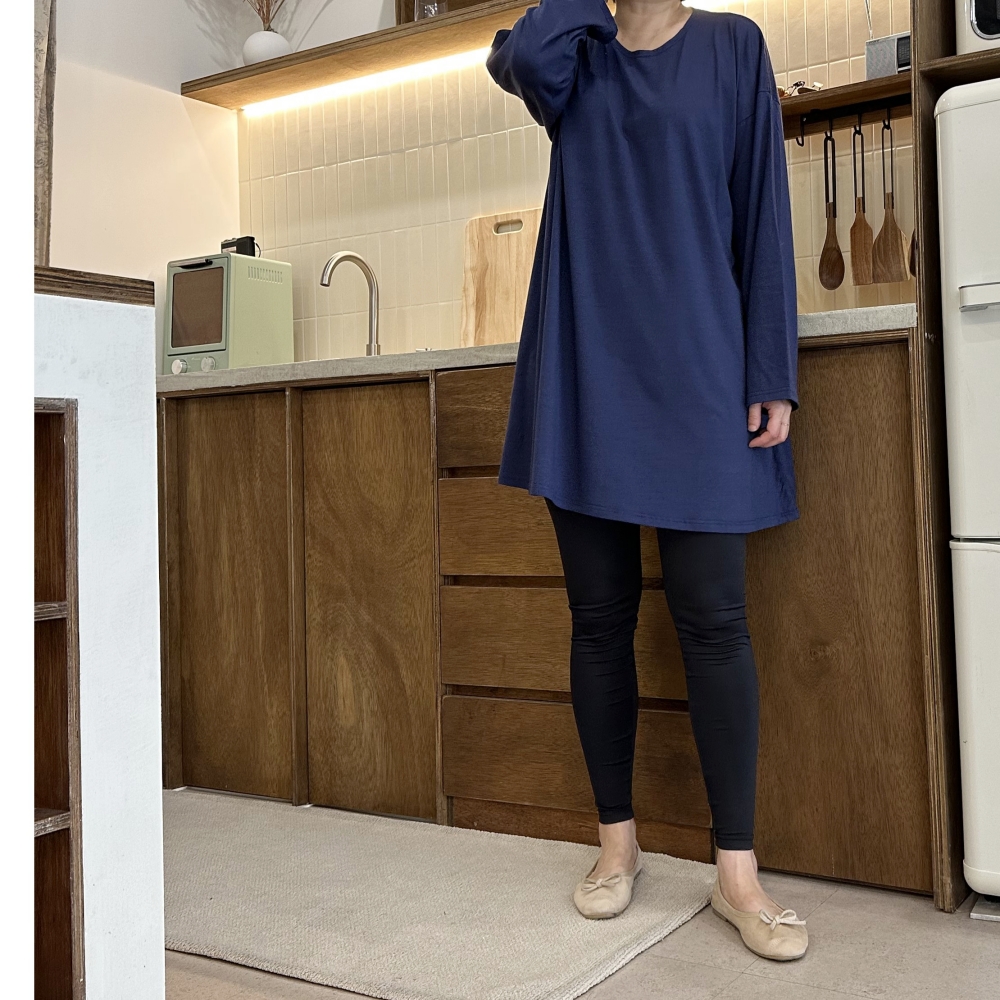 편안하게 입기 좋은 대형 A라인 긴팔 티셔츠, 블랙 컬러로 스타일 UP!