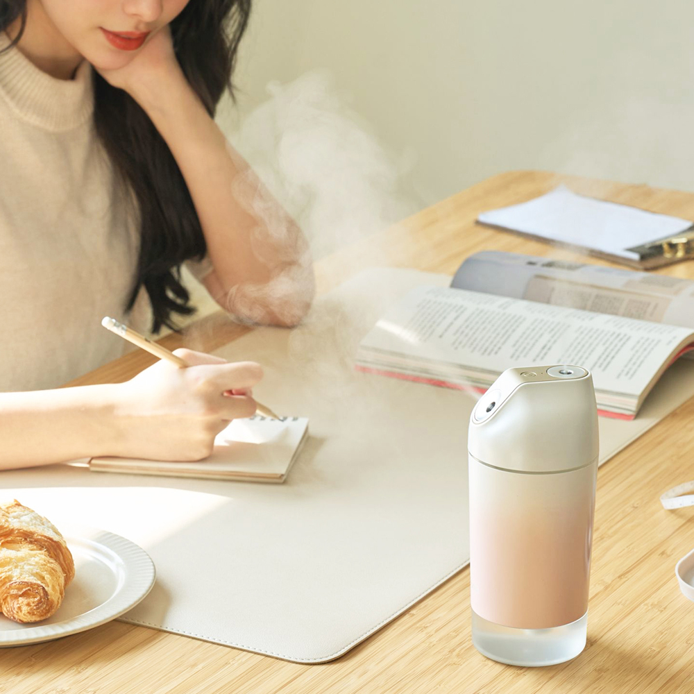 작고 가벼운 미니 가습기, 사무실이나 집에서 간편하게 사용해보세요!
