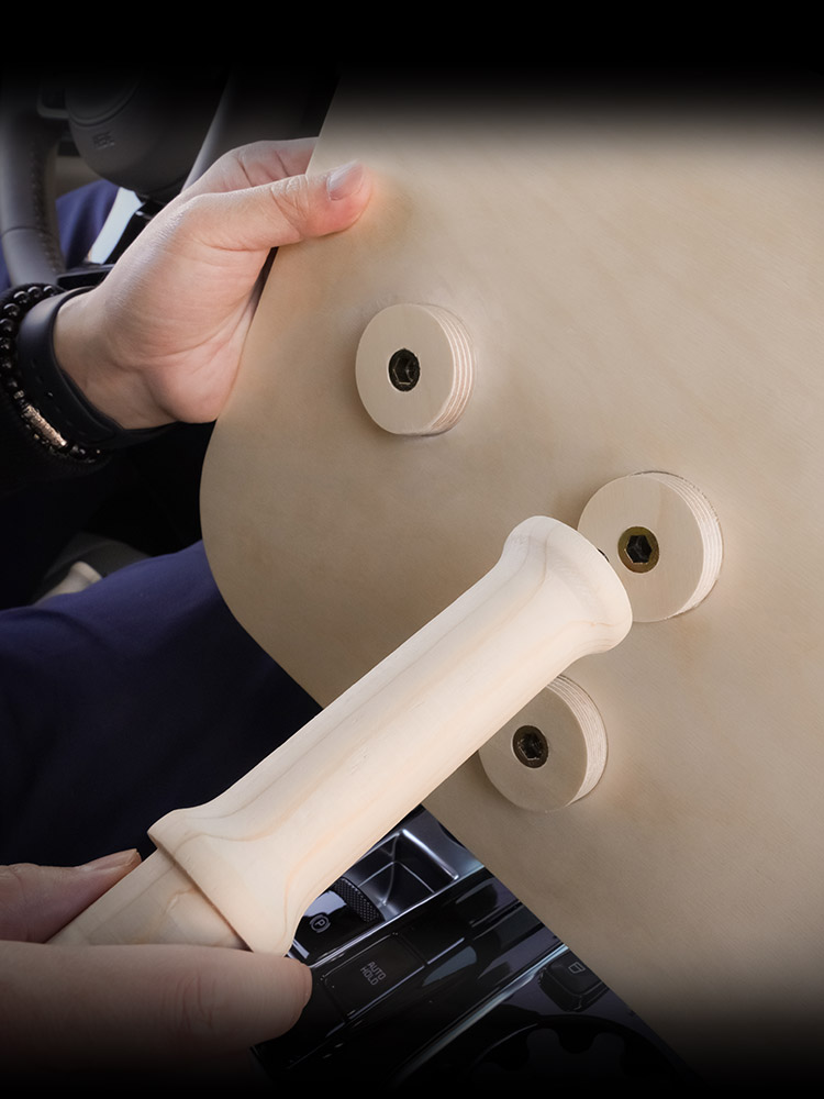 차량에서 편하게 사용할 수 있는 나무 소재의 다용도 테이블 추천