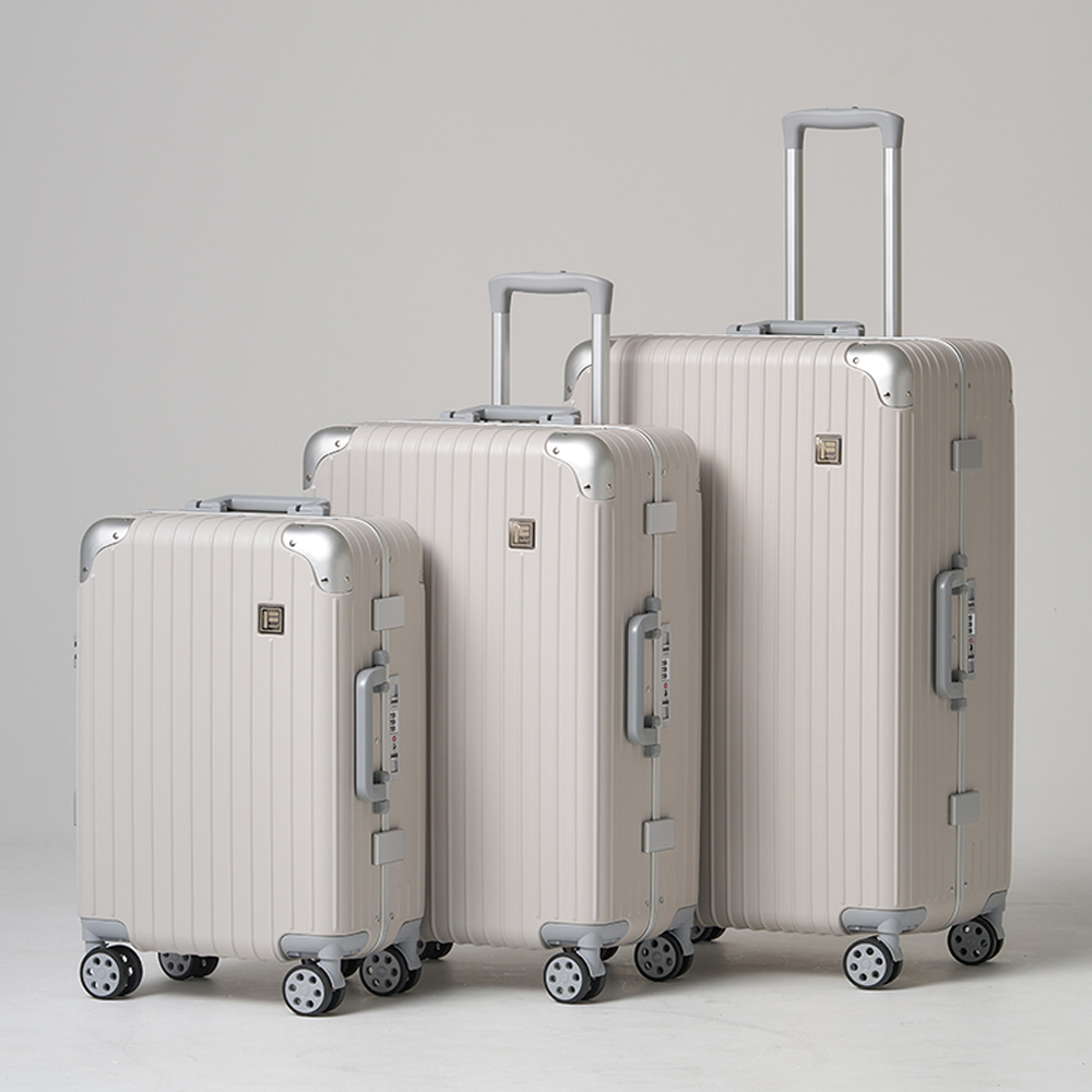 가볍고 넉넉한 여행용 캐리어, 68cm 크기로 편리하게 여행 떠나보세요!