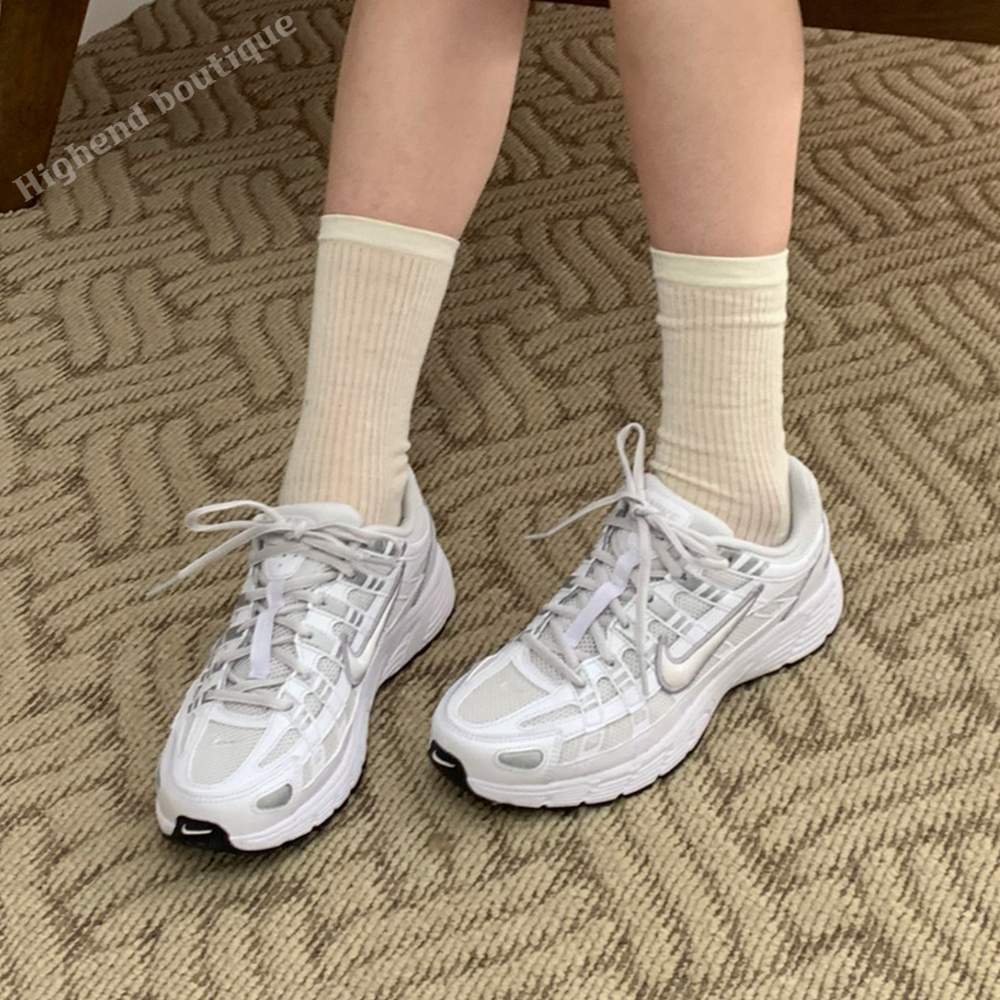 편하게 신고하는 여성용 키높이 러닝화, 여름철에 딱인 메탈릭 실버와 화이트 컬러