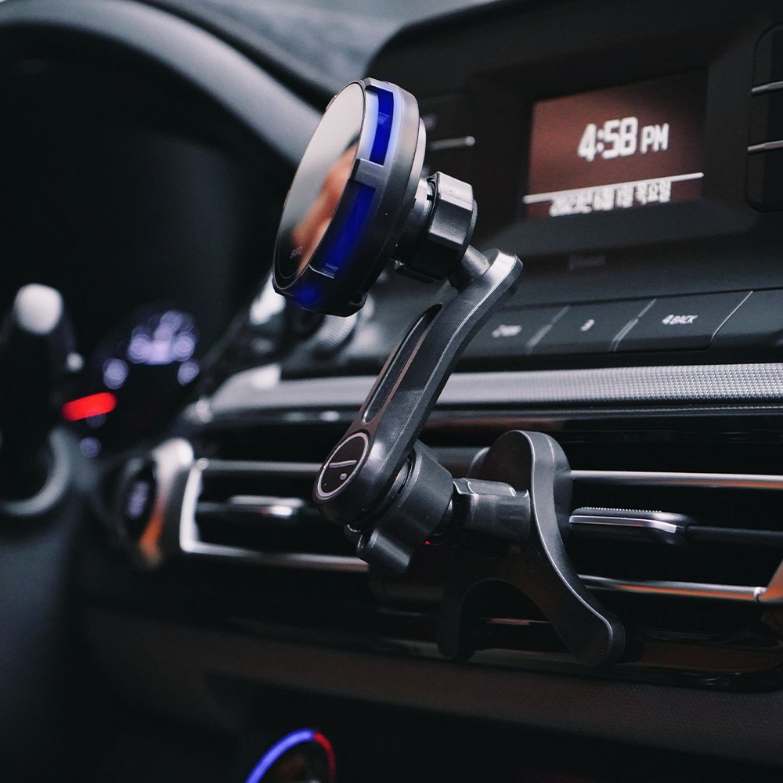 차량에서 편리하게 사용하는 맥세이프 무선 충전 거치대 추천