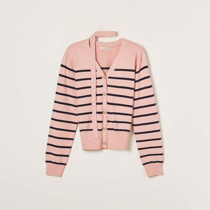 편하게 입기 좋은 스트라이프 가디건, 금장단추 포인트로 멋내기!