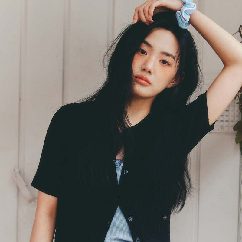 편하게 입기 좋은 로엠 라운드넥 케이블 반팔 가디건으로 스타일 업!