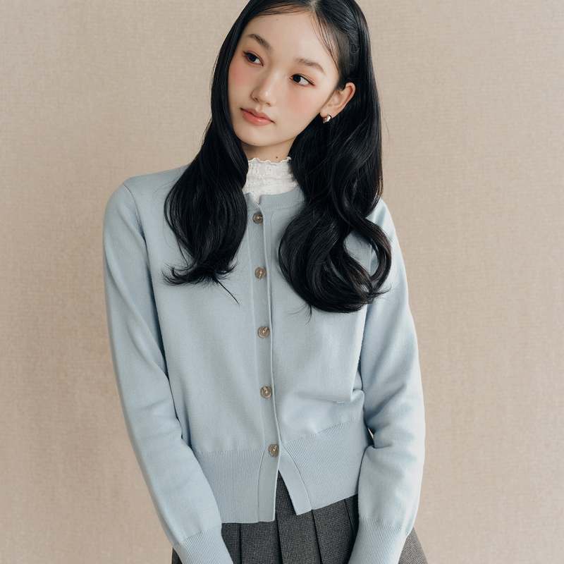 편하게 입기 좋은 라운드넥 긴팔 가디건, 어떤 옷과 매치하면 좋을까?