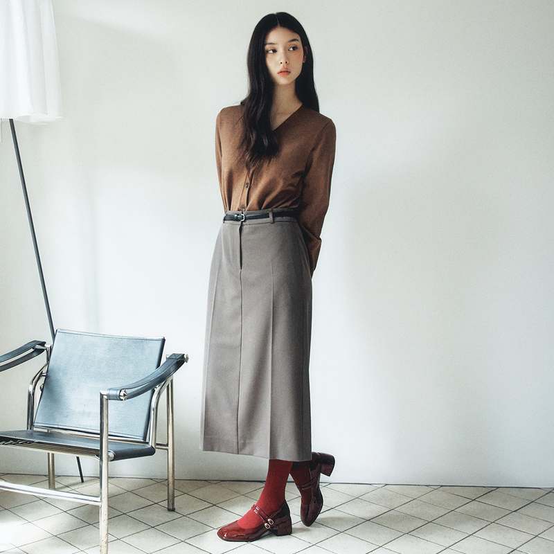 편하게 입기 좋은 브이넥 긴팔 가디건, 어떤 옷과 매치하면 좋을까?