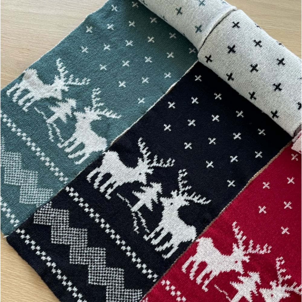 크리스마스 분위기 물씬 나는 커플용 목도리, 따뜻하게 연출해보세요!